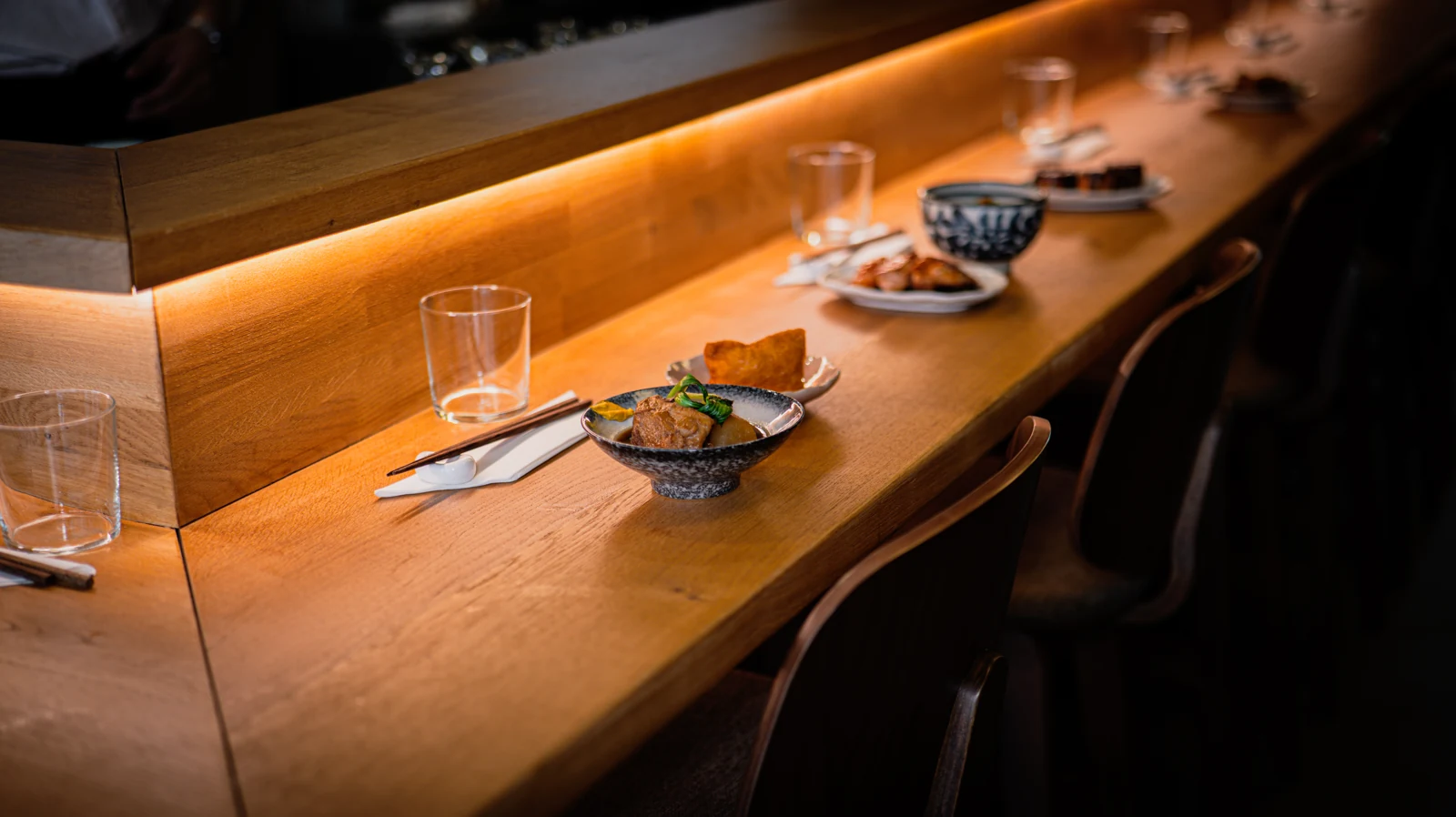 Yukihira — comptoir bois, l'âme de la maison