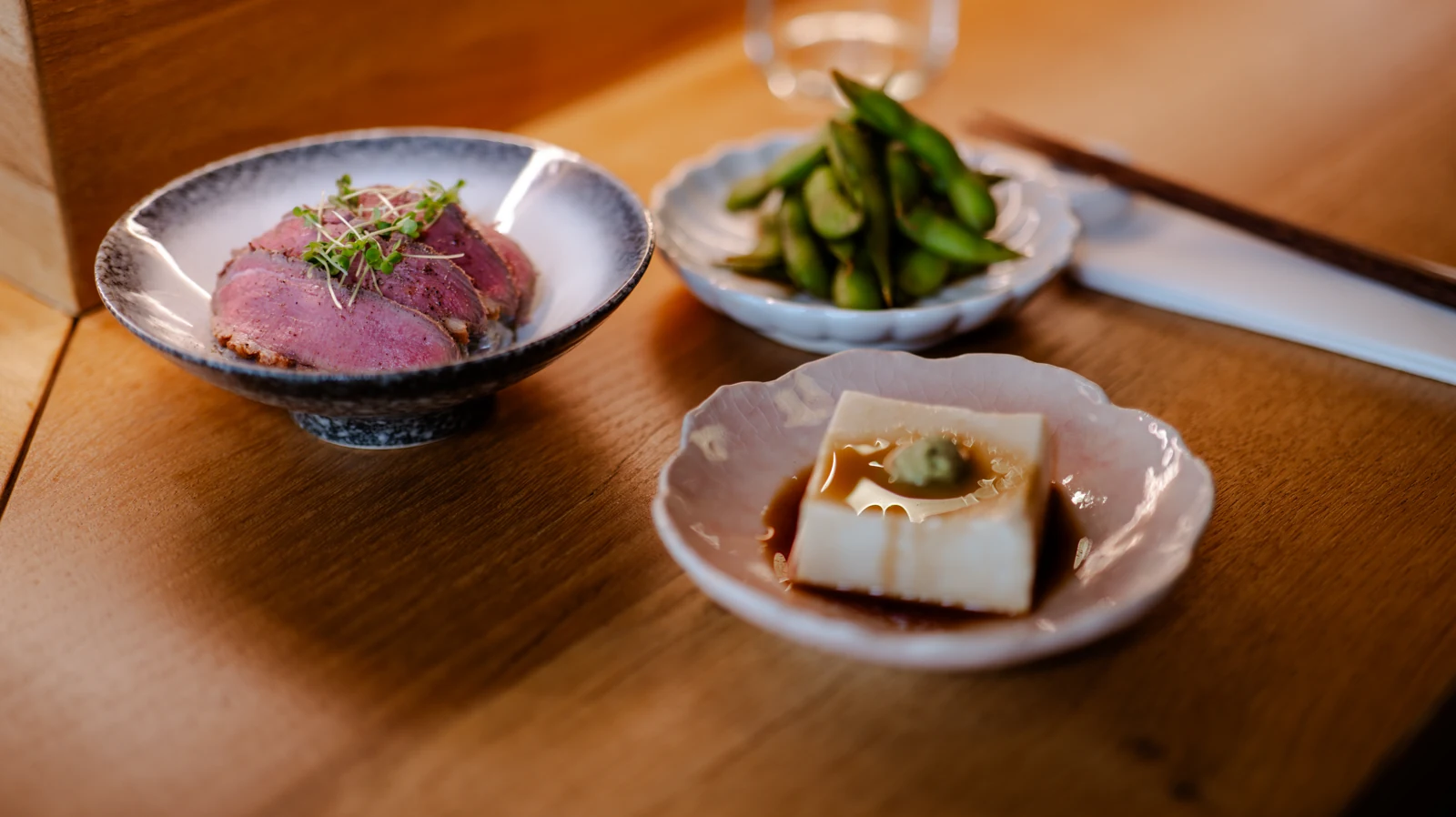 Yukihira — noren rouge à l'entrée, Paris 17ᵉ