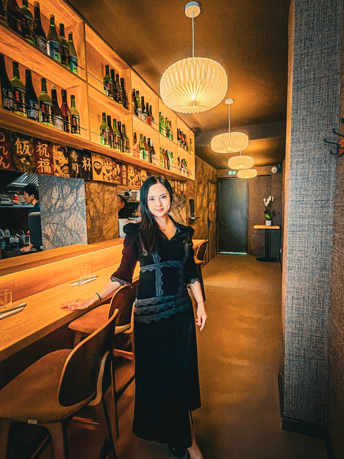 Yukihira — salle feutrée, lumière miel