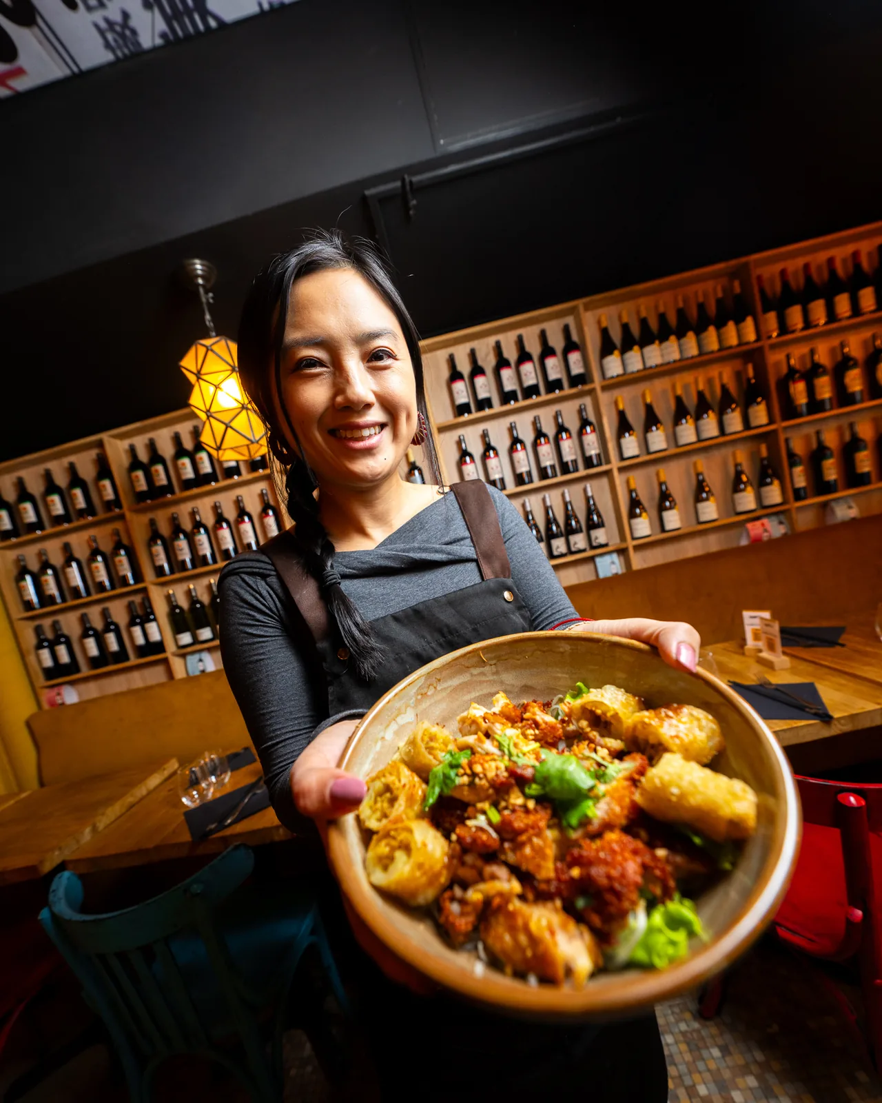 Équipe de Mian Fan Le Peletier présentant un plat de poulet croustillant taïwanais